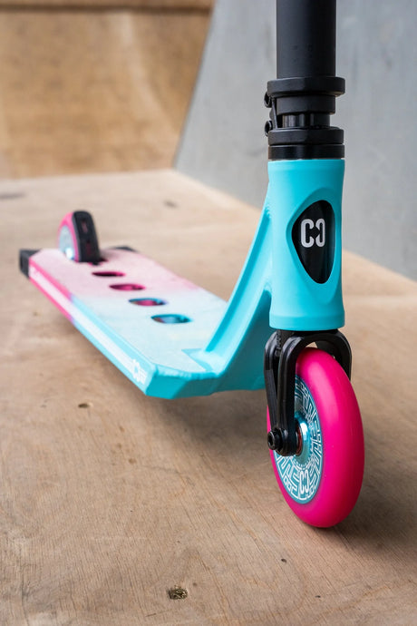 SKACRE-CL1-PT CORE CL1 Stunt Scooter Pro – Pink Türkis Pink Turquoise | Stunt Roller für Fortgeschrittene und Profis | Trickroller für den Skatepark Stunt Scooter Kicker Trottinett Scootering Soots Scootworld SkaMiDan Weil am Rhein Basel Lörrach Freiburg Schweiz Deutschland Switzerland Germany Bale Skatepark Roller Stunt Roller Tretroller Action Scooter Kinder Roller Kids Children Stunts Park Trick Scooter